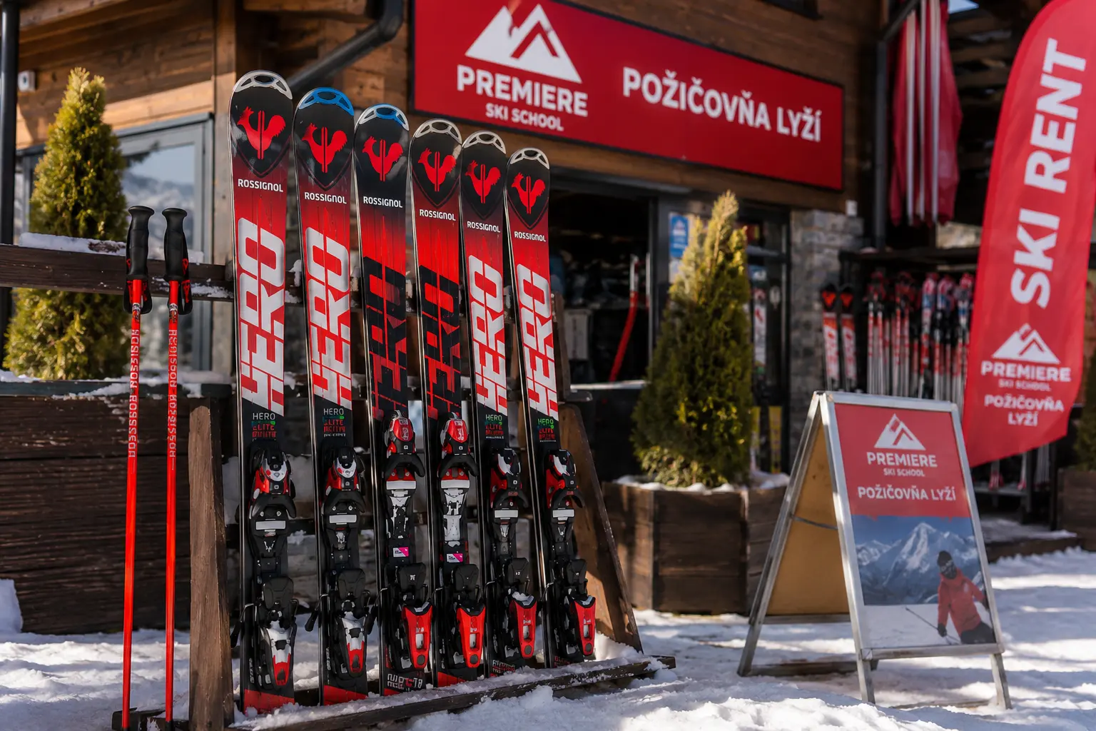 Predajňa Premiere v Tatranskej Lomnici so stojanom lyží Rossignol a bannerom Ski Rent
