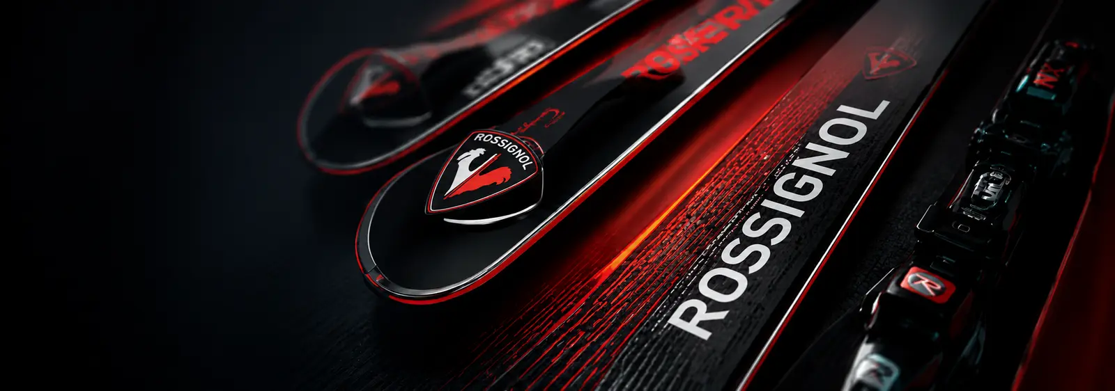 Narty zjazdowe Rossignol z wiązaniami, zbliżenie na logo Rossignol